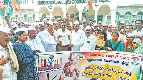 ಕೆ.ಆರ್.ನಗರದಲ್ಲಿ ಶಾಸಕ ಡಿ.ರವಿಶಂಕರ್ ನೇತೃತ್ವದಲ್ಲಿ ಕಾಂಗ್ರೆಸ್ ಮುಖಂಡರು, ಕಾರ್ಯಕರ್ತರು ಪ್ರತಿಭಟಿಸಿ ತಹಸೀಲ್ದಾರ್ ಜಿ.ಸುರೇಂದ್ರಮೂರ್ತಿ ಮುಖಾಂತರ ರಾಷ್ಟ್ರಪತಿಗೆ ಮನವಿ ಸಲ್ಲಿಸಿದರು. ಬಿ.ಜೆ.ವಿಜಯಕುಮಾರ್, ಸಿದ್ದಪ್ಪ, ಸಿ.ಪಿ.ರಮೇಶ್ ಇದ್ದರು.