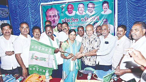 ಕೆ.ಆರ್.ನಗರದ ಡಾ.ಬಿ.ಆರ್.ಅಂಬೇಡ್ಕರ್ ಬಡಾವಣೆಯಲ್ಲಿ ಪುರಸಭಾ ಮಾಜಿ ಅಧ್ಯಕ್ಷೆ ಗೀತಾ ಮಹೇಶ್ ಮತ್ತು ಅವರ ಪತಿ ಮುಖಂಡ ಮಹೇಶ್ ಮಾಜಿ ಸಚಿವ ಸಾ.ರಾ.ಮಹೇಶ್ ನೇತೃತ್ವದಲ್ಲಿ ಜೆಡಿಎಸ್  ಸೇರ್ಪಡೆಯಾದರು.  ಕೆ.ಎನ್.ಬಸಂತ್, ಅಚ್ಯುತಾನಂದ, ಅಮಿತ್ ವಿ. ದೇವರಹಟ್ಟಿ,  ಹನಸೋಗೆ ನಾಗರಾಜು, ಡಿ.ಕಾಂತರಾಜ್, ಹಂಗರಬಾಯನಹಳ್ಳಿ ತಮ್ಮಣ್ಣ, ಕೆ.ಎಲ್.ರಮೇಶ್  ಇದ್ದರು.