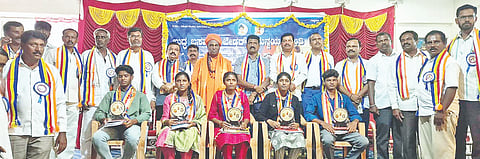 ಕೆ.ಆರ್.ನಗರದಲ್ಲಿ ಬುದ್ಧ, ಬಸವ, ಅಂಬೇಡ್ಕರ್ ಸಮನ್ವಯ ಸಮಿತಿ ವತಿಯಿಂದ ಸಾಲಿಗ್ರಾಮ ಮತ್ತು ಕೆ.ಆರ್.ನಗರ ತಾಲೂಕುಗಳ ಸರ್ಕಾರಿ ಶಾಲೆಯಲ್ಲಿ ಎಸ್‌ಎಸ್‌ಎಲ್‌ಸಿ ಮತ್ತು ಪಿಯುಸಿ ಪರೀಕ್ಷೆಯಲ್ಲಿ ಹೆಚ್ಚು ಅಂಕಗಳಿಸಿದ ಮಕ್ಕಳಿಗೆ ಪ್ರತಿಭಾ ಪುರಸ್ಕಾರ ನೀಡಿ ಗೌರವಿಸಲಾಯಿತು. ಶ್ರೀ ಬಸವನಾಗಿ ದೇವ ಸ್ವಾಮಿಜಿ, ಎಂ.ತಮ್ಮಣ, ಎಸ್.ರವಿ, ಎಂ.ಜೆ.ರಾಜಶೇಖರ್ ಇದ್ದರು.