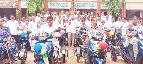 ಕೆ.ಆರ್.ನಗರದ ತಾಪಂ ಕಚೇರಿ ಆವರಣದಲ್ಲಿ ಶಾಸಕ ಡಿ.ರವಿಶಂಕರ್ ಅವರು ಅಂಗವಿಕಲರಿಗೆ ತ್ರಿಚಕ್ರ ವಾಹನ ವಿತರಿಸಿದರು. ವಿ.ಪಿ.ಕುಲದೀಪ್, ಎ.ಎನ್.ರವಿ, ಎಲ್.ಎಂ.ಸಣ್ಣಪ್ಪ, ಕೆ.ಬಿ.ನಟರಾಜು, ಕಾಟ್ನಾಳು ಎಲ್.ಹೇಮಂತ್‌ಕುಮಾರ್ ಮತ್ತಿತರರು ಇದ್ದರು.