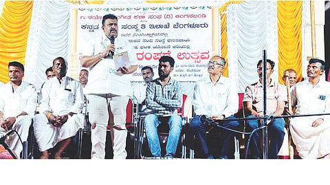 ಶಾಖಾಪೂರದಲ್ಲಿ ಆಯೋಜಿಸಿದ್ದ ಸಂಗೀತ ಪರಂಪರೆ ಮಹೋತ್ಸವ ಕಾರ್ಯಕ್ರಮದಲ್ಲಿ ಶಾಸಕ ದೊಡ್ಡನಗೌಡ ಪಾಟೀಲ್ ಬುಧವಾರ ಮಾತನಾಡಿದರು. ಕನ್ನಡ-ಸಂಸ್ಕೃತಿ ಇಲಾಖೆಯ ಸಹಾಯಕ ನಿರ್ದೇಶಕ ಕಿರಣ್‌ಕುಮಾರ್, ಕೊಪ್ಪಳ ವಿವಿ ಕುಲಪತಿ ಡಾ. ಎಸ್.ವಿ. ಡಾಣಿ ಹಾಗೂ ಕಲಾವಿದರು ಇದ್ದರು.