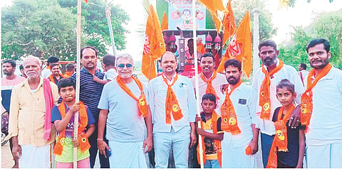 ಕೂಡ್ಲಿಗಿ ತಾಲೂಕಿನ ಗುಡೇಕೋಟೆಯಲ್ಲಿ ವೀರಶೈವ ಸಮಾಜದಿಂದ ಬಸವೇಶ್ವರ ಭಾವಚಿತ್ರದ ಮೆರವಣಿಗೆ ನಡೆಯಿತು. ತಾಪಂ ಮಾಜಿ ಸದಸ್ಯ ಜಿ.ಶಿವಪ್ರಸಾದ್ ಗೌಡ, ಕರವೇ ಗ್ರಾಮ ಘಟಕ ಅಧ್ಯಕ್ಷ ಜೆ.ಶಿವಕುಮಾರ್, ಪ್ರಮುಖರಾದ ಪೇಂಟ್ ತಿಪ್ಪೇಸ್ವಾಮಿ, ಮಠದ ಶಿವಕುಮಾರ್ ಸ್ವಾಮಿ, ಎರ‌್ರಿಸ್ವಾಮಿ, ಪೂಜಾರ್ ಸಿದ್ದಣ್ಣ, ಎಲೆ ಕರಿಬಸಜ್ಜಯ್ಯ ಇದ್ದರು.