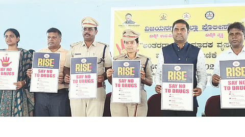 ಕೂಡ್ಲಿಗಿ ಶ್ರೀಮತಿ ಅಂಗಡಿ ವೀರಮ್ಮ, ತಿರುಕಪ್ಪ ಸರ್ಕಾರಿ ಪ್ರಥಮ ದರ್ಜೆ ಕಾಲೇಜಿನಲ್ಲಿ ಅಂತಾರಾಷ್ಟ್ರೀಯ ಮಾದಕ ವ್ಯಸನ ಮತ್ತು ಹಳ್ಳ ಸಾಗಾಣಿಕೆ ವಿರೋಧಿ ದಿನ ಕಾರ್ಯಕ್ರಮದಲ್ಲಿ ಎಸ್ಪಿ ಎಸ್.ಜಾಹ್ನಾವಿ ಪೋಸ್ಟರ್ ಬಿಡುಗಡೆ ಮಾಡಿದರು. ಶಾಸಕ ಡಾ.ಎನ್.ಟಿ.ಶ್ರೀನಿವಾಸ್, ತಾಪಂ ಇಒ ನರಸಪ್ಪ, ತಹಸೀಲ್ದಾರ್ ವಿ.ಕೆ.ನೇತ್ರಾವತಿ, ಡಿವೈಎಸ್ಪಿ ಮಲ್ಲೇಶ್ ದೊಡ್ಡಮನಿ ಇದ್ದರು.