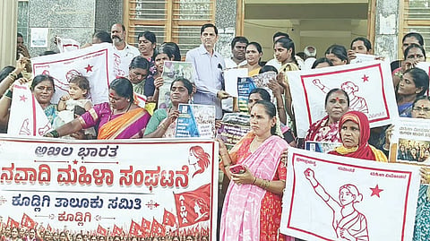 ಶಾಸನ ಸಭೆಗಳಲ್ಲಿ ಮಹಿಳೆಯರಿಗೆ ಶೆ.33 ಮೀಸಲಾತಿ ಜಾರಿಗೆ ಕೂಡ್ಲಿಗಿಯಲ್ಲಿ ಗ್ರೇಡ್2 ತಹಸೀಲ್ದಾರ್ ರಾಮಸ್ವಾಮಿಗೆ ಅಖಿಲ ಭಾರತ ಜನವಾದಿ ಮಹಿಳಾ ಸಂಘಟನೆ ತಾಲೂಕು ಸಮಿತಿ ಪದಾಧಿಕಾರಿಗಳು ಮನವಿ ಸಲ್ಲಿಸಿದರು. ತಾಲೂಕು ಅಧ್ಯಕ್ಷೆ ಟಿ.ಭಾಗ್ಯ, ಬಿ.ಟಿ.ಗುದ್ದಿ ಚಂದ್ರು, ಯಮುನಮ್ಮ, ಈರಮ್ಮ, ಲೀಲಾವತಿ, ಶ್ರೀದೇವಿ, ಚಂದನ, ಕವಿತಾ, ಹುಲಿಗೆಮ್ಮ, ಸೋನಿಕಾ ಇದ್ದರು.
