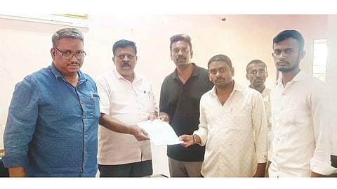 ಸಿರಿಗೇರಿ-ಕ್ಯಾದಿಗೆಹಾಳು ಗ್ರಾಮಸ್ಥರು ಸಾರಿಗೆ ಘಟಕದ ಕಂಟ್ರೋಲರ್ ತಿಮ್ಮಪ್ಪ ಯಾದವ್‌ಗೆ ಮನವಿ ಸಲ್ಲಿಸಿದರು. ಪ್ರಮುಖರಾದ ವಕೀಲ ರಾಮ್ ಬಾಬು, ಕ್ಯಾದಿಗೆಹಾಳು ಶಂಭು, ರಾಘವೇಂದ್ರ, ಕೆ.ಮಲ್ಲಪ್ಪ  ಇತರರಿದ್ದರು.