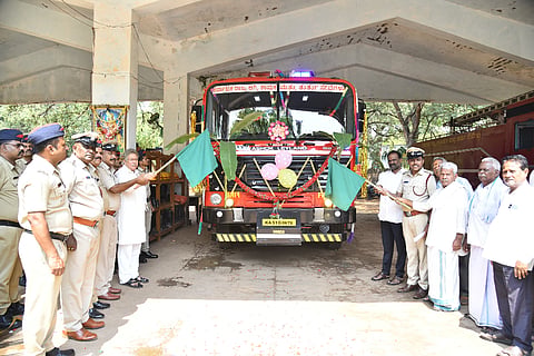 ಹೊಸಪೇಟೆ ಅಗ್ನಿಶಾಮಕ ಠಾಣೆಯಲ್ಲಿ ನೂತನ ಅಗ್ನಿಶಾಮಕ ವಾಹನವನ್ನು ಶಾಸಕ ಎಚ್.ಆರ್.ಗವಿಯಪ್ಪ ಸಾರ್ವಜನಿಕ ಸೇವೆಗೆ ಚಾಲನೆ ನೀಡಿದರು.
