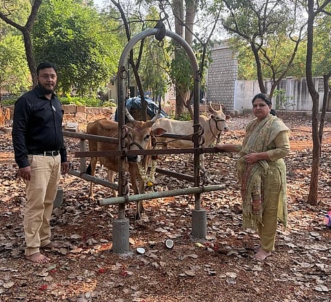 ಹೊಸಪೇಟೆ ಜಿಲ್ಲಾಧಿಕಾರಿ ನಿವಾಸದಲ್ಲಿ ಆಕಳುಗಳಿಗೆ ಕಾಲುಬಾಯಿ ಲಸಿಕೆ ಹಾಕಲಾಯಿತು. ಜಿಲ್ಲಾಧಿಕಾರಿ ಕವಿತಾ ಎಸ್.ಮನ್ನಿಕೇರಿ, ಪಶು ವೈದ್ಯಾಧಿಕಾರಿ ಡಾ. ಎನ್.ಕೆ.ಇಮ್ರಾನ್ ಇದ್ದರು.