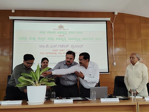 ಹೊಸಪೇಟೆ ಜಿಲ್ಲಾಧಿಕಾರಿಗಳ ಕಚೇರಿ ಸಭಾಂಗಣದಲ್ಲಿ ಬುಧವಾರ ಮಾನವ ಅಭಿವೃದ್ಧಿ ವರದಿ ಹಾಗೂ ಸಮಗ್ರ ಮತ್ತು ಸುಸ್ಥಿರ ಜಿಲ್ಲಾ ಅಭಿವೃದ್ಧಿ ಯೋಜನೆ ವರದಿಗಳ ತಯಾರಿಕೆ ಕುರಿತು ಜಿಲ್ಲಾ ಮಟ್ಟದ ತರಬೇತಿ ಕಾರ್ಯಗಾರ ಜಿಲ್ಲಾಧಿಕಾರಿ ಕವಿತಾ ಎಸ್.ಮನ್ನಿಕೇರಿ ಉದ್ಘಾಟಿಸಿದರು. ಜಿಪಂ ಸಿಇಓ ನೋಗ್ಜಾಯ್ ಮಹಮದ್ ಅಲಿ ಅಕ್ರಂ ಶಾ, ಎಎಸ್ಪಿ ಮಂಜುನಾಥ, ಕನ್ನಡ ವಿವಿಯ ಸಮಾಜ ವಿಜ್ಞಾನಗಳ ನಿಕಾಯದ ಡೀನ್ ಎಚ್.ಡಿ.ಪ್ರಶಾಂತ, ಡಾ.ಜಿ.ಎಸ್.ಗಣೇಶ್ ಪ್ರಸಾದ್ ಇತರರಿದ್ದರು.