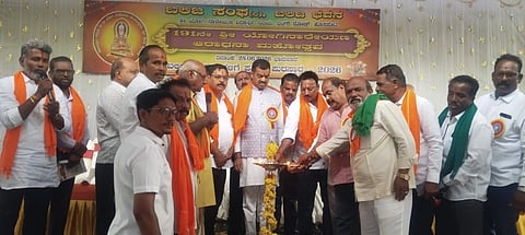ಹೊಸಪೇಟೆ ಬಲಿಜ ಭವನದಲ್ಲಿ ಭಾನುವಾರ ನಡೆದ ಶ್ರೀ ಯೋಗಿ ನಾರೇಯಣ ಆರಾಧನ ಮಹೋತ್ಸವಕ್ಕೆ ಬಲಿಜ ಸಂಘದ ಅಧ್ಯಕ್ಷ ಸತೀಶ್ ಕಾಂಡ್ರಾ ದೀಪ ಬೆಳಗಿಸುವ ಮೂಲಕ ಉದ್ಘಾಟಿಸಿದರು. ಪ್ರಮುಖರಾದ ಪಾಂಡುರAಗ, ರವಿಕುಮಾರ್, ಕಾಳಿದಾಸ, ಯೋಗಾನಂದ, ಭೋಜರಾಜೇಂದ್ರ ಇತರರಿದ್ದರು.