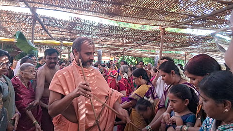 ಹೊಸಪೇಟೆ ಶ್ರೀ ಉತ್ತರಾದಿ ಮಠದಲ್ಲಿ ಚಾತುರ್ಮಾಸ್ಯ ನಿಮಿತ್ತ ಶ್ರೀ ಸತ್ಯಾತ್ಮತೀರ್ಥ ಸ್ವಾಮೀಜಿಗಳು ಭಕ್ತರಿಗೆ ಮುದ್ರಾಧಾರಣೆ ನೆರವೇರಿಸಿದರು. ಉತ್ತರಾದಿ ಮಠದ ದಿವಾನರಾದ ಶಶಿಧರಾಚಾರ್, ಹೊಸಪೇಟೆಯ ಉತ್ತರಾದಿ ಮಠದ ವ್ಯವಸ್ಥಾಪಕರಾದ ಶ್ರೀಕರಾಚಾರ್, , ಫಣಿಯಾಚಾರ್, ಹನುಮಂತಾಚಾರ್, ಅಖಿಲಾಚಾರ್, ವರದಾಚಾರ್ ಇತರರಿದ್ದರು.