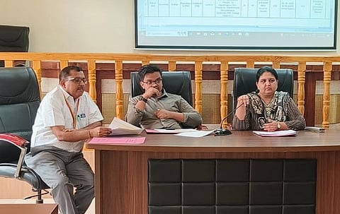 ಹೊಸಪೇಟೆ ಜಿಲ್ಲಾಧಿಕಾರಿಗಳ ಸಭಾಂಗಣದಲ್ಲಿ ಬುಧವಾರ ಜಿಲ್ಲಾಧಿಕಾರಿ ಕವಿತಾ ಎಸ್.ಮನ್ನಿಕೇರಿ ಜಿಲ್ಲಾ ಮಟ್ಟದ ಸಮನ್ವಯ ಸಮಿತಿ ಸಭೆ ನಡೆಸಿದರು. ಜಿಪಂ ಸಿಇಓ ನೊಂಗ್ಜಾಯ್ ಮೊಹಮ್ಮದ್ ಅಲಿ ಅಕ್ರಮ್ ಶಾ, ಡಿ.ಹೆಚ್.ಓ. ಡಾ.ಶಂಕರ ನಾಯ್ಕ ಇದ್ದರು.