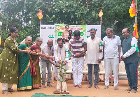 ಹೊಸಪೇಟೆ ಹೊರಲವಲಯದ ಜಂಬುನಾತೇಶ್ವರ ದೇಗುಲದಲದಲಿ ಭಾನುವಾರ ಬೀಜ ಸಿಂಪರಣೋತ್ಸವಕ್ಕೆ ಪತಂಜಲಿ ಯೋಗ ಸಮಿತಿಯ ರಾಜ್ಯ ಪ್ರಭಾರಿ ಭವರ್‌ಲಾಲ್ ಆರ್ಯ ಚಾಲನೆ ನೀಡಿದರು. ಕನ್ನಡ ವಿವಿ ಪ್ರಾಧ್ಯಪಾಕ ಡಾ.ಎಫ್ ಟಿ ಹಳ್ಳಿಕೇರಿ, ಪ್ರಮುಖರಾದ ಪ್ರಭಾಕರ್, ಪಿ.ಸತ್ಯನಾರಾಯಣ, ಶ್ರೀನಿವಾಸ್ ಮಂಚಿಕಟ್ಟಿ ಇತರರಿದ್ದರು.
