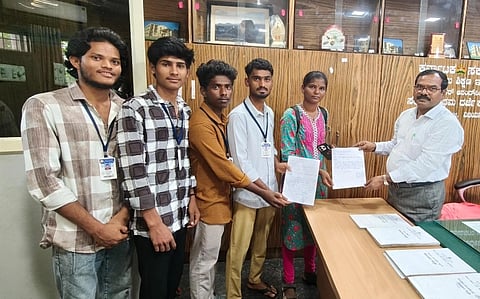 ಪದವಿ ಕಾಲೇಜುಗಳಲ್ಲಿ ಶುಲ್ಕ ಏರಿಕೆ ಖಂಡಿಸಿ ಎಐಎಸ್ ಒ ಸಂಘಟನೆಯಿAದ ಹೊಸಪೇಟೆ ಶಂಕರ್ ಆನಂದ್ ಸಿಂಗ್ ಕಾಲೇಜಿನ ಪ್ರಾಂಶುಪಾಲ ವೀರಭದ್ರಪ್ಪ ಅವರಿಗೆ ಮನವಿ ಸಲ್ಲಿಸಿದರು. ಜಿಲ್ಲಾ ಕಾರ್ಯದರ್ಶಿ ಯು.ಉಮಾದೇವಿ, ಜಿಲ್ಲಾ ಜಂಟಿ ಕಾರ್ಯದರ್ಶಿಗಳಾದ ಆದಿತ್ಯ, ಜ್ಞಾನೇಶ್ ಇತರರಿದ್ದರು.