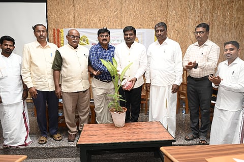 ಕನ್ನಡ ವಿವಿಯಯ ಹಸ್ತಪ್ರತಿಶಾಸ್ತ್ರ ವಿಭಾಗದಿಂದ ನಡೆದ ವಿದ್ಯಾರ್ಥಿಗಳ ಸಮಾವೇಶ ಮತ್ತು ಪುಸ್ತಕ ಬಿಡುಗಡೆ ಕಾರ್ಯಕ್ರಮವನ್ನು ಕುಲಸಚಿವ ಡಾ.ವಿರೂಪಾಕ್ಷಿ ಪೂಜಾರಹಳ್ಳಿ ಉದ್ಘಾಟಿಸಿದರು. ಆದಿಕವಿ ಶ್ರೀ ಮಹರ್ಷಿ ವಾಲ್ಮೀಕಿ ವಿವಿಯ ಕುಲಸಚಿವ ಡಾ.ಎ.ಚೆನ್ನಪ್ಪ, ಪ್ರಾಧ್ಯಾಪಕರಾದ ಡಾ.ಎಸ್.ಆರ್.ಚನ್ನವೀರಪ್ಪ, ಡಾ. ವೀರೇಶ ಬಡಿಗೇರ, ಡಾ.ಎನ್.ಈರಣ್ಣ, ಉಪನ್ಯಾಸಕರಾದ ಅನ್ನದಾನೇಶ್ವರಿ, ಡಾ.ಕಲ್ಲಯ್ಯ ಹಿರೇಮಠ ಇತರರಿದ್ದರು.