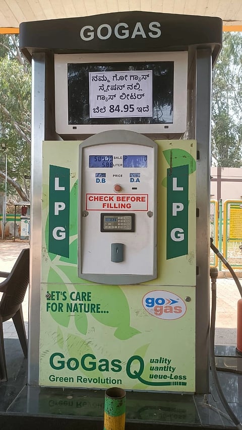ಶನಿವಾರ ಬೆಲೆಯ ಯಥಾಸ್ಥಿತಿ ಬೋರ್ಡ್ ಅಳವಡಿಸಿರುವುದು