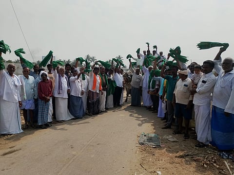 ಹೊಸಪೇಟೆ ತಾಲೂಕಿನ ಮಲಪನಗುಡಿ ಬಳಿ ಬುಧವಾರ ಅರಸರಕಾಲದ ಕಾಲುವೆಗಳನ್ನು ಸ್ವಚ್ಛ ಮಾಡುವಂತೆ ಒತ್ತಾಯಿಸಿ ರೈತರು ಪ್ರತಿಭಟನೆ ನಡೆಸಿದರು. ಮಲಪನಗುಡಿ ಗ್ರಾಪಂ ಉಪಾಧ್ಯಕ್ಷ ದೊರೆ ರಾಜು, ರೈತರಾದ ನಾಗರಾಜ್, ಭೀಮಪ್ಪ, ಕಾಟೇಶ್, ತಾಯೇಶ್ ಮಂಜುನಾಥ ಇತರರಿದ್ದರು.