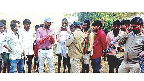 ಚಹಾಪುಡಿ ಕ್ಯಾಂಪ್‌ಗೆ ಅರಣ್ಯಾಧಿಕಾರಿ ಮಹೇಶ ಭೇಟಿ ನೀಡಿ ಪರಿಶೀಲಿಸಿದರು. ಅರಣ್ಯ ಇಲಾಖೆಯ ಗಸ್ತು ಅರಣ್ಯ ಪಾಲಕ ಕೆಂಚಪ್ಪ, ಗ್ರಾಮದ ನಿವಾಸಿ ಸಿದ್ದಪ್ಪ ಇತರರಿದ್ದರು.