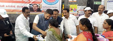 ಹೊಸಕೋಟೆ ನಗರದ ತಾಲೂಕು ಆಸ್ಪತ್ರೆಯಲ್ಲಿ ರೋಟರಿಯಿಂದ ಆಯೋಜಿಸಿದ್ದ ಪೋಲಿಯೋ ಲಸಿಕಾ ಕಾರ್ಯಕ್ರಮಕ್ಕೆ ಶಾಸಕ ಶರತ್​ ಬಚ್ಚೇಗೌಡ ಚಾಲನೆ ನೀಡಿದರು. ಉಪತಹಸೀಲ್ದಾರ್​ ಭಾಸ್ಕರ್​, ತಾಲೂಕು ಆರೋಗ್ಯಾಧಿಕಾರಿ ಡಾ.ವೀಣಾ, ಟೌನ್​ ಕಾಂಗ್ರೆಸ್​ ಅಧ್ಯಕ್ಷ ಬಿ.ವಿ.ಭೈರೇಗೌಡ, ಯೋಜನಾ ಪ್ರಾಧಿಕಾರದ ಅಧ್ಯಕ್ಷ ಕೇಶವಮೂರ್ತಿ ಇತರರು ಇದ್ದರು.