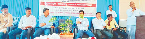 ಹಿಟ್ನಾಳ ಸರ್ಕಾರಿ ಪ್ರಥಮ ದರ್ಜೆ ಕಾಲೇಜಿನಲ್ಲಿ ಹಮ್ಮಿಕೊಂಡಿದ್ದ ಸ್ಪರ್ಧಾತ್ಮಕ ಪರೀಕ್ಷೆ ಉಚಿತ ತರಬೇತಿ ಕಾರ್ಯಾಗಾರದಲ್ಲಿ ಕಾಲೇಜು ಅಭಿವೃದ್ಧಿ ಸಮಿತಿ ಸದಸ್ಯ ರಾಜಣ್ಣ ಬಂಡಿಹಾಳ ಮಾತನಾಡಿದರು. ಸ್ಫೂರ್ತಿ ಸ್ಟಡಿ ಸೆಂಟರ್‌ನ ಗೌರವ ಮಾರ್ಗದರ್ಶಕ ಯಲ್ಲಾಲಿಂಗ ಕತ್ತಿ, ಪ್ರಾಚಾರ್ಯ ಡಾ. ರಮೇಶ ಎನ್., ಉಪನ್ಯಾಸಕರಾದ ಗಜೇಂದ್ರಗೌಡ, ಎರಿಸ್ವಾಮಿ, ಮಂಜುನಾಥ, ಸೋಮನಾಥ, ವಿಶ್ವನಾಥ, ಚಂದ್ರಶೇಖರ, ಆಂಜನೇಯ, ವೆಂಕಟೇಶ, ಪ್ರಿಯಾ ಮಲ್ಲೇಶಪ್ಪ ಇದ್ದರು. 