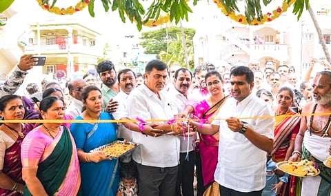ನೆಲಮಂಗಲದ ಚನ್ನಪ್ಪ ಬಡಾವಣೆಯಲ್ಲಿ ಅಂಗನವಾಡಿ ಕೇಂದ್ರದ ನೂತನ ಕಟ್ಟಡವನ್ನು ಶಾಸಕ ಎನ್​.ಶ್ರೀನಿವಾಸ್​ ಉದ್ಘಾಟಿಸಿದರು. ನಗರಸಭೆ ಅಧ್ಯಕ್ಷ ಎನ್​.ಗಣೇಶ್​, ನೆ.ಯೋ.ಪ್ರಾಧಿಕಾರ ಮಾಜಿ ಅಧ್ಯಕ್ಷ ಎಂ.ನಾರಾಯಣ್​ಗೌಡ, ನಗರಸಭೆ ಉಪಾಧ್ಯಕ್ಷ ಆನಂದ್​, ಪೌರಾಯುಕ್ತ ಗಂಗಾಧರ್​, ಬ್ಲಾಕ್​ ಕಾಂಗ್ರೆಸ್​ ಉಪಾಧ್ಯಕ್ಷ ಸಿ.ಎಂ.ಗೌಡ ಇದ್ದರು.