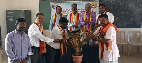 (MATHA) ನರಗುಂದ ಪಟ್ಟಣದಲ್ಲಿ ಹಮ್ಮಿಕೊಂಡಿದ್ದ ಶ್ರೀ ನಾಗನೂರು ಶಿವಬಸವ ಮಹಾಸ್ವಾಮಿಗಳು, ಬಾಲ್ಕಿ ಚೆನ್ನಬಸವ ಪಟ್ಟದ್ದೇವರ ಜಯಂತ್ಯುತ್ಸವ ಸಮಾರಂಭವನ್ನು ಪ್ರವಚನಕಾರ ವೀರಯ್ಯ ಶಾಸ್ತ್ರಿಗಳು ಶನಿವಾರ ಉದ್ಘಾಟಿಸಿದರು. ಪ್ರೊ.ಎಸ್.ಬಿ. ಭಜಂತ್ರಿ, ಡಾ. ಎಂ.ಪಿ. ಕುಲಕರ್ಣಿ, ಪ್ರೊ. ಬಿ.ಎಂ. ಲೆಂಕೆನ್ನವರ, ಪ್ರೊ. ಎಸ್.ವಿ. ದಂಡನಾಯ್ಕರ ಇತರರಿದ್ದರು.