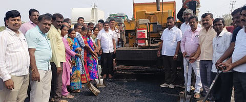ನೆಲಮಂಗಲ ತಾಲೂಕು ರೈಲ್ವೇಗೊಲ್ಲಹಳ್ಳಿ ಗೇಟ್​ ಬಳಿ ರಸ್ತೆ ಡಾಂಬರೀಕರಣ ಕಾಮಗಾರಿಗೆ ಶಾಸಕ ಎನ್​.ಶ್ರೀನಿವಾಸ್​ ಚಾಲನೆ ನೀಡಿದರು. ನೆ.ಯೋ.ಪ್ರಾಧಿಕಾರದ ಅಧ್ಯಕ್ಷ ಎಂ.ಕೆ.ನಾಗರಾಜು ನಗರಸಭೆ ಅಧ್ಯಕ್ಷ ಎನ್​.ಗಣೇಶ್​ ಮತ್ತಿತರರು ಇದ್ದರು.