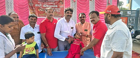 ನೆಲಮಂಗಲದ ಬಸವಣ್ಣ ದೇವರ ಮಠದ ರಸ್ತೆಯಲ್ಲಿ ರೋಟರಿಯಿಂದ ಪೋಲಿಯೋ ಲಸಿಕೆ ಹಾಕಲಾಯಿತು.