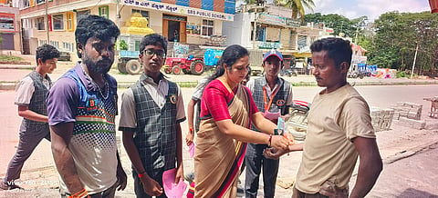 ಮಾಗಡಿ ಪಟ್ಟಣದ ಶ್ರೀ ಸರಸ್ವತಿ ವಿದ್ಯಾಮಂದಿರ, ಮಂಗಳ ವಿದ್ಯಾಕೇಂದ್ರದ ಶಿಕ್ಷಕರು,ವಿದ್ಯಾರ್ಥಿಗಳು ಗಾಂಧಿನಗರದ ಬಳಿ ರಸ್ತೆ ಕಾಮಗಾರಿ ನಡೆಸುತ್ತಿದ್ದ ಕಾರ್ಮಿಕರಿಗೆ ರಾಖಿ ಕಟ್ಟಿದರು. ಮಾದೇಶ್, ಮುನಿರಾಜು, ವೀಣಾ ಭಟ್, ಗೀತಾ, ದರ್ಶನ್, ಮೂರ್ತಿ ಇತರರು ಇದ್ದರು.