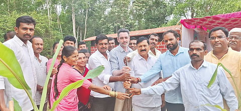 ಹುಂಚ ಸಮೀಪದ ನಾಗರಹಳ್ಳಿಯಲ್ಲಿ ಆಯುಷ್ಮಾನ್​ ಆರೋಗ್ಯ ಮಂದಿರಕ್ಕೆ ಶಾಸಕ ಶಾಸಕ ಆರಗ ಜ್ಞಾನೇಂದ್ರ ಶಂಕುಸ್ಥಾಪನೆ ನೆರವೇರಿಸಿದರು. ಶ್ರೀಧರ್​, ರಾವೇಂದ್ರ, ಆಶಾ, ಮಧುಕುಮಾರ್​ ಇತರರಿದ್ದರು.