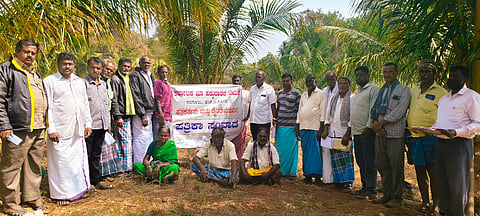 ಸರಗೂರು ತಾಲೂಕಿನ ಮನುಗನಹಳ್ಳಿ ಗ್ರಾಮ ಪಂಚಾಯಿತಿ ವ್ಯಾಪ್ತಿಯ ಮನುಗನಹಳ್ಳಿ ಗ್ರಾಮದ ಬಸವರಾಜಪ್ಪ ಎಂಬುವರ ಜಮೀನಿನಲ್ಲಿ ಕರ್ನಾಟಕ ಭೂ ಹಕ್ಕುದಾರರ ವೇದಿಕೆ ವತಿಯಿಂದ ರೈತರ ಸಭೆ ನಡೆಸಲಾಯಿತು. ಗೋಪಾಲ್, ಶಿವರಾಜು, ವೀರಭದ್ರಪ್ಪ,  ಶಿವಮೂರ್ತಿ, ಸುಂದರರಾಜ್ ಇತರರು ಇದ್ದರು