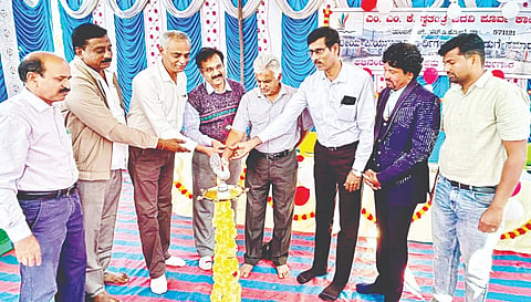 ಸರಗೂರು ಸಮೀಪದ ತುಂಬಸೋಗೆ ಎಂಎಂಕೆ ಸ್ವತಂತ್ರ ಪದವಿ ಪೂರ್ವ ಕಾಲೇಜು ವಾರ್ಷಿಕೋತ್ಸವ ಮತ್ತು ಸಾಂಸ್ಕೃತಿಕ ಕಾಯಕ್ರಮ ಆಯೋಜಿಸಲಾಗಿತ್ತು. ರಮಾನಂದ, ರಾಮೇಗೌಡ, ಅಮ್ಮರಾಮಚಂದ್ರ, ಎಂ.ಎನ್.ರವಿಶಂಕರ್ ಇತರರು ಇದ್ದರು.