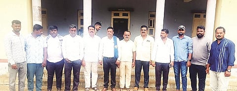 ನುಗು ಜಲಾಶಯದ ಪ್ರವಾಸಿ ಮಂದಿರದಲ್ಲಿ ಆಯೋಜಿಸಿದ್ದ ಸಭೆಯಲ್ಲಿ ದಲಿತ ಸಂಘರ್ಷ ಸಮಿತಿಗೆ ಪದಾಧಿಕಾರಿಗಳನ್ನು ಆಯ್ಕೆ ಮಾಡಲಾಯಿತು. ಎಸ್.ಡಿ.ಸಣ್ಣಸ್ವಾಮಿ, ರಾಜಶೇಖರ್, ಗೋಪಾಲ್, ಸೋಮೇಶ್ ನೇರಳೆ ಇತರರಿದ್ದರು.