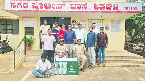ಚಿನ್ನಾಭರಣ, ನಗದು ಕಳವು ಮಾಡಿದ್ದ ಖದೀಮನನ್ನು ಶಿಡ್ಲಟ್ಟ ಪೊಲೀಸರು ಬಂಧಿಸಿದ್ದಾರೆ. ಆರಕ್ಷಕ ವೃತ್ತ ನಿರೀಕ್ಷಕ ಜಿ.ಎನ್​.ಅನಂದಕುಮಾರ್​, ನಗರಠಾಣೆ ಪಿಎಸ್​ಐ ವೇಣುಗೋಪಾಲ್​, ಸಿಬ್ಬಂದಿ ಇದ್ದರು.