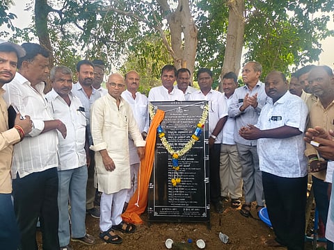 ಸೇಡಂ ತಾಲೂಕಿನ ಮದನಾದಲ್ಲಿ ರಸ್ತೆ ಕಾಮಗಾರಿಗೆ ಸಚಿವ ಡಾ.ಶರಣಪ್ರಕಾಶ ಪಾಟೀಲ್​ ಚಾಲನೆ ನೀಡಿದರು. ಬಸವರಾಜ ಪಾಟೀಲ್​ ಊಡಗಿ, ಮಹೆಮೂದ್​ ಮದನಾ, ನಾಗೇಂದ್ರಪ್ಪ ಸಾಹುಕಾರ, ವೆಂಕಟಪ್ಪ ಜೋಶಿ ಇತರರಿದ್ದರು