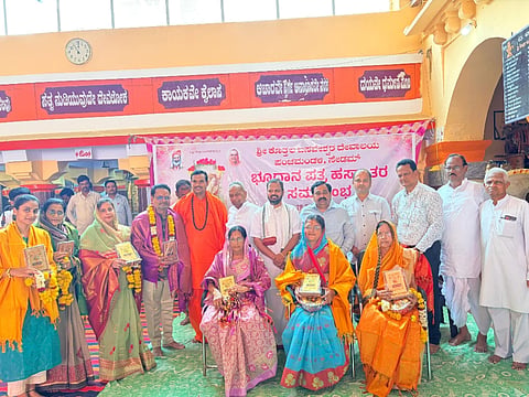 ಸೇಡಂನ ಶ್ರೀ ಕೊತ್ತಲ ಬಸವೇಶ್ವರ ದೇವಾಲಯಕ್ಕೆ 5 ಎಕರೆ ಭೂಮಿ ದಾನ ಮಾಡಿದ ಮಾಲಪಾಣಿ ಕುಟುಂಬ ಸದಸ್ಯರನ್ನು ದೇವಾಲಯದ ಪ್ರಮುಖರು ಸತ್ಕರಿಸಿದರು. ಶ್ರೀ ಪಂಚಾಕ್ಷರ ಸ್ವಾಮೀಜಿ, ಶ್ರೀ ಸದಾಶಿವ ಸ್ವಾಮೀಜಿ, ಮಾಜಿ ಸಂಸದ ಬಸವರಾಜ ಪಾಟೀಲ್​ ಸೇಡಂ, ಮಾಜಿ ಶಾಸಕ ರಾಜಕುಮಾರ ಪಾಟೀಲ್​ ತೆಲ್ಕೂರ ಇತರರಿದ್ದರು. 