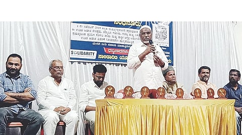ಸಿಂಧನೂರು ಪಿಡಬ್ಲ್ಯುಡಿ ಕ್ಯಾಂಪ್‌ನ ತಾಯಿ ಮತ್ತು ಮಕ್ಕಳ ಆಸ್ಪತ್ರೆ ಆವರಣದಲ್ಲಿ ಜೈ ಹಿಂದ್ ಉಚಿತ ಆಹಾರ ಕೇಂದ್ರದ ಕಾರ್ಯಕ್ರಮದಲ್ಲಿ ಜಮಾಅತೆ ಇಸ್ಲಾಮಿ ಹಿಂದ್‌ನ ಅಧ್ಯಕ್ಷ ಹುಸೇನ್‌ಸಾಬ್ ಮಾತನಾಡಿದರು. ಶಾದಿಮಹಲ್‌ನ ಅಧ್ಯಕ್ಷ ಖಾಜಿ ಜಿಲಾನಿಸಾಬ್, ಪ್ರಮುಖರಾದ ಮೌಲಾನಾ ತಾಜಿಮುದ್ದೀನ್ ಸಾಬ್, ಬಸವರಾಜ ಬಾದರ್ಲಿ, ಸಿರಾಜ್, ಇಮ್ತಿಯಾಜ್ ಬೇಗ್ ಇದ್ದರು. 