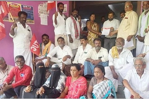 ಸಿಂಧನೂರು ನಗರಸಭೆ ಪೌರಾಯುಕ್ತ ಪಾಂಡುರಂಗ ಇಟಗಿಗೆ ಹಮಾಲರ ಸಂಘದಿಂದ ಮನವಿ ಸಲ್ಲಿಸಲಾಯಿತು. ಸಂಘದ ಗೌರವಾಧ್ಯಕ್ಷ ವೆಂಕನಗೌಡ ಗದ್ರಟಗಿ, ಸಂಘದ ಅಧ್ಯಕ್ಷ ಬಾಷುಮಿಯಾ, ಕಾರ್ಯದರ್ಶಿ ಗಂಗಪ್ಪ, ಉಪಾಧ್ಯಕ್ಷ ಹನುಮಂತಪ್ಪ ಹಂಚಿನಾಳ ಇತರರಿದ್ದರು.