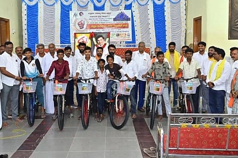 ಸಿಂಧನೂರು ತಾಲೂಕಿನ ಗಾಂಧಿನಗರ ಶಿವಾಲಯದಲ್ಲಿ ಅಖಂಡ ಭೂಮಿ ಫೌಂಡೇಷನ್ 5ನೇ ವಾರ್ಷಿಕೋತ್ಸವ, ಪದ್ಮಶ್ರೀ ತೆಲುಗು ಮೇರುನಟ ದಿ.ನಂದಮೂರಿ ತಾರಕ ರಾಮರಾವ್ ಜಯಂತಿ ಅಂಗವಾಗಿ ಮನೆಮನೆಗೆ ಪತ್ರಿಕೆ ಹಂಚುವ ಹುಡುಗರಿಗೆ ಉಚಿತವಾಗಿ ಸೈಕಲ್ ವಿತರಿಸಲಾಯಿತು. ಜಿಪಂ ಮಾಜಿ ಸದಸ್ಯ ಕೆ.ಕರಿಯಪ್ಪ, ಬಿಜೆಪಿ ಪ್ರಮುಖ ಕೊಲ್ಲಾ ಶೇಷಗಿರಿರಾವ್, ಅಖಂಡ ಭೂಮಿ ಫೌಂಡೇಷನ್ ತಾಲೂಕು ಅಧ್ಯಕ್ಷ ನೆಕ್ಕಂಟಿ ಸುರೇಶ, ಡಾ.ಶರಣಬಸವ ದೇವರಡ್ಡಿ, ಸೋಮನಗೌಡ ಬಾದರ್ಲಿ ಇತರರಿದ್ದರು.