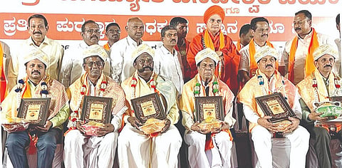 ಸಂಡೂರಿನ ಆದರ್ಶ ಕಲ್ಯಾಣ ಮಂಟಪದಲ್ಲಿ ಆಯೋಜಿಸಿದ್ದ ಬಸವೇಶ್ವರ ಜಯಂತಿ ಕಾರ್ಯಕ್ರಮದಲ್ಲಿ ಸಾಧಕರನ್ನು ಸನ್ಮಾನಿಸಲಾಯಿತು.