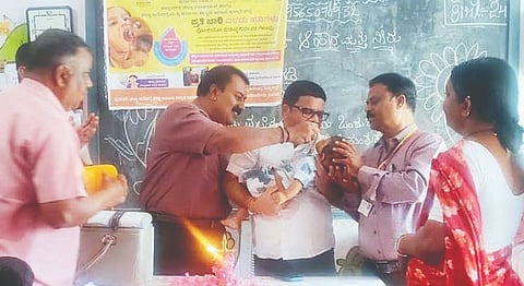 ಸಂಡೂರು ತಾಲೂಕಿನ ತೋರಣಗಲ್ ಒಂದನೇ ಅಂಗನವಾಡಿ ಕೇಂದ್ರದಲ್ಲಿ ಸಿಡಿಪಿಒ ಪಿ.ನಾಗರಾಜ ಮಗುವಿಗೆ ಲಸಿಕೆ ಹಾಕಿದರು.