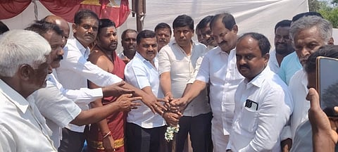 ಶ್ರೀನಿವಾಸಪುರ Bhumi Puja ತಾಲೂಕು ಹೋಳೂರು, ಸುಗಟೂರು ಸೇರಿದಂತೆ 4 ಗ್ರಾಮಗಳಲ್ಲಿ ಡಾಂಬರ್​, ಸಿಸಿ ರಸ್ತೆ ನಿಮಾರ್ಣಕ್ಕೆ ಶಾಸಕ ಜಿ.ಕೆ.ವೆಂಕಟಶಿವಾರೆಡ್ಡಿ ಭೂಮಿಪೂಜೆ ನೆರವೇರಿಸಿದರು. ಸಂಸದ ಮಲ್ಲೇಶ್​ ಬಾಬು, ಜಿಲ್ಲಾ ಪಂಚಾಯಿತಿ ಮಾಜಿ ಅಧ್ಯಕ್ಷ ನಾರಾಯಣಸ್ವಾಮಿ, ಗುತ್ತಿಗೆದಾರ ಆಂಜನೇಯರೆಡ್ಡಿ, ತೊಟ್ಲಿ ಪಿಡಿಒ ಆಶ್ವಿನಿ, ಉರಿಗಿಲಿ ಪಿಡಿಒ ರಮೇಶ್​, ಐತರಾಸನಹಳ್ಳಿ ಪಿಡಿಒ ಸತೀಶ್​ ಇದ್ದರು.