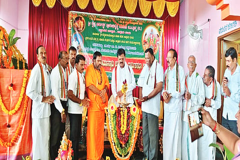 ಹಿರೇಕಾನವಂಗಲ ಗ್ರಾಮದಲ್ಲಿ ಆಯೋಜಿಸಿದ್ದ ಶ್ರೀ ಸತ್ಯನಾರಾಯಣ ಪೂಜಾ ಕಾರ್ಯಕ್ರಮವನ್ನು ಮಾಜಿ ಶಾಸಕ ಡಿ.ಎಸ್.ಸುರೇಶ್ ಉದ್ಘಾಟಿಸಿದರು.  