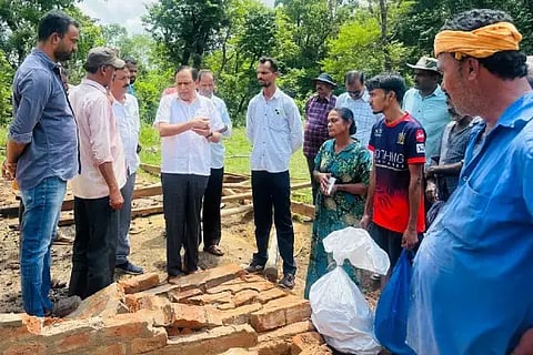 ವಿದ್ಯುತ್ ಶಾರ್ಟ್ ಸರ್ಕ್ಯೂಟ್‌ನಿಂದ ಬೆಂಕಿ ತಗುಲಿ ಮನೆ ಕಳೆದುಕೊಂಡ ಕುಟುಂಬಕ್ಕೆ ಮಾಜಿ ಸಚಿವ ಕಿಮ್ಮನೆ ರತ್ನಾಕರ್ ನೆರವು ನೀಡಿ ಸಾಂತ್ವನ ಹೇಳಿದರು.