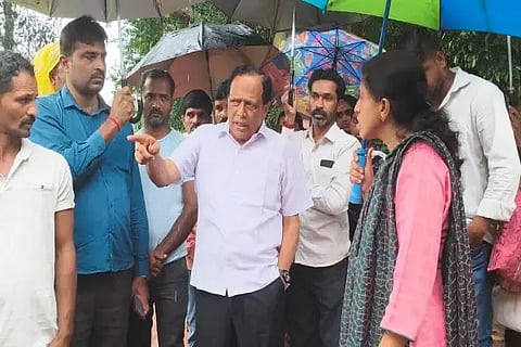 ಮಾಜಿ ಶಾಸಕ ಕಿಮ್ಮನೆ ರತ್ನಾಕರ್ ಕಡೇಮನೆ ಗ್ರಾಮಕ್ಕೆ ಭೇಟಿ ನೀಡಿ ಗ್ರಾಮಸ್ಥರಿಗೆ ರಸ್ತೆ ಕಾಮಗಾರಿಗೆ ಅನುದಾನ ಮಂಜೂರು ಮಾಡಿಸುವ ಭರವಸೆ ನೀಡಿದರು. ತಾಪಂ ಇಒ ಎಂ.ಶೈಲಾ ಇತರರಿದ್ದರು.