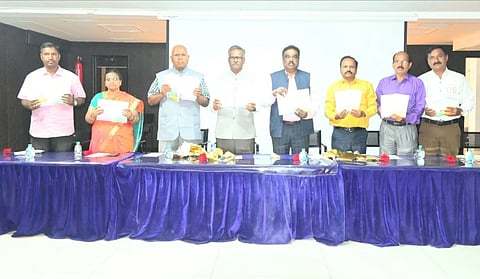 ಬಳ್ಳಾರಿಯ ಬಿಬಿಸಿ ಕಾಲೇಜಿನಲ್ಲಿ ಆಯೋಜಿಸಿದ್ದ ಕನ್ನಡ ಭಾಷಾ ಪಠ್ಯಪುಸ್ತಕಗಳನ್ನು ಲೋಕಾರ್ಪಣೆಗೊಳಿಸಲಾಯಿತು. ವಿವಿ ಕುಲಪತಿ ಪ್ರೊ.ಎಂ.ಮುನಿರಾಜು, ಕರ್ನಾಟಕ ಸಾಹಿತ್ಯ ಅಕಾಡೆಮಿಯ ಸದಸ್ಯ ಪ್ರೊ.ಸಿ.ಬಿ. ಚಿಲ್ಕರಾಗಿ, ಪ್ರಾಂಶುಪಾಲ ಡಾ.ರಾಮಚಂದ್ರ, ಪ್ರಸಾರಾಂಗದ ನಿರ್ದೇಶಕ ಡಾ.ತಿಪ್ಪೇರುದ್ರ, ಪ್ರೊ. ಸರ್ವಮಂಗಳ ಇದ್ದರು