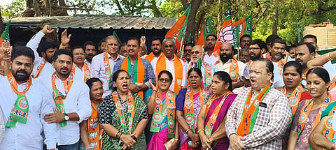 ಬಳ್ಳಾರಿಯ ಕನಕದಾಸ ವೃತ್ತದ ಬಳಿ ಎಐಸಿಸಿ ಮಲ್ಲಿಕಾರ್ಜುನ ಪ್ರಧಾನಿ ಮೋದಿ ಅವರ ವಿರುದ್ಧ ಹೇಳಿಕೆ ಖಂಡಿಸಿ, ಜಿಲ್ಲಾ ಬಿಜೆಪಿ ಘಟಕದಿಂದ ಪ್ರತಿಭಟನೆ ನಡೆಯಿತು. ಮಾಜಿ ಶಾಸಕ ಜಿ.ಸೋಮಶೇಖರರೆಡ್ಡಿ, ವಿಧಾನ ಪರಿಷತ್ ಸದಸ್ಯ ವೈ.ಎಂ.ಸತೀಶ್, ಪದಾಧಿಕಾರಿಗಳಾದ ಡಾ.ಎಸ್.ಜೆ.ವಿ.ಮಹಿಪಾಲ್, ವೆಂಕಟರಮಣ,  ದರಪ್ಪ ನಾಯಕ, ಮಲ್ಲನಗೌಡ, ಪುಷ್ಪಾಲತಾ, ಸೌಮ್ಯ ಇತರರಿದ್ದರು.