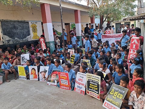 ಹೊಸ ಯರಗುಡಿ ಸರ್ಕಾರಿ ಪ್ರಾಥಮಿಕ ಶಾಲೆ ಆವರಣದಲ್ಲಿ ಎಐಡಿಎಸ್‌ಒ ಸಂಘಟನೆಯಿಂದ ಪ್ರತಿಭಟನೆ ನಡೆಯಿತು. ಜಿಲ್ಲಾಧ್ಯಕ್ಷ ಶಾಂತಿ, ಪದಾಧಿಕಾರಿಗಳಾದ  ಕಂಬಳಿ ಮಂಜುನಾಥ , ಕಾಂತೇಶ್, ತಿಪ್ಪೇಸ್ವಾಮಿ, ನಾಗಮ್ಮ, ಅಂಬಣ್ಣ, ಶೇಖರ್, ಪೋತಪ್ಪ, ಲಕ್ಷ್ಮಮ್ಮ ಇದ್ದರು.