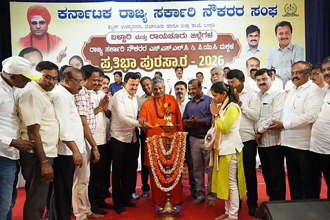 ಬಳ್ಳಾರಿಯಲ್ಲಿ ರಾಜ್ಯ ಸರ್ಕಾರಿ ನೌಕರರ ಸಂಘದ ಜಿಲ್ಲಾ ಘಟಕದಿಂದ ಆಯೋಜಿಸಿದ್ದ  ಸರ್ಕಾರಿ ನೌಕರರ ಪ್ರತಿಭಾನ್ವಿತ ಮಕ್ಕಳ ಪ್ರತಿಭಾ ಪುರಸ್ಕಾರ ಕಾರ್ಯಕ್ರಮವನ್ನು  ರಾಜ್ಯಾಧ್ಯಕ್ಷ ಸಿ.ಎಸ್.ಷಡಕ್ಷರಿ ಉದ್ಘಾಟಿಸಿದರು. ಶ್ರೀಮಹರ್ಷಿ ವಾಲ್ಮೀಕಿ ಗುರುಪೀಠದ ಡಾ.ಪ್ರಸನ್ನಾನಂದ ಸ್ವಾಮೀಜಿ, ನೌಕರರ ಸಂಘದ ಜಿಲ್ಲಾಧ್ಯಕ್ಷ ಡಾ. ನೆಲ್ಕುದ್ರಿ ಸದಾನಂದ, ವಾಗ್ಮಿ ಹರಿಕ ಮಂಜುನಾಥ್, ಪದಾಧಿಕಾರಿಗಳಾದ ಗವಿಯಪ್ಪ, ರವಿಬಾಬು, ಗಂಗಾಧರ್, ದೊಡ್ಡಬಸವನಗೌಡ ಇತರರಿದ್ದರು. === 