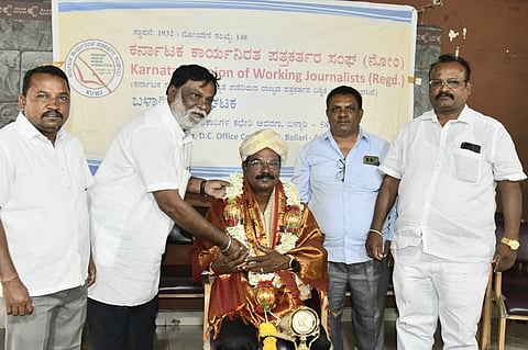 ಬಳ್ಳಾರಿಯ ಪತ್ರಿಕಾಭವನದಲ್ಲಿ  ಕರ್ನಾಟಕ ನಾಟಕ ಅಕಾಡೆಮಿಯ ವಾರ್ಷಿಕ ಪ್ರಶಸ್ತಿಗೆ ಭಾಜನರಾದ ಪುರುಷೋತ್ತಮ ಹಂದ್ಯಾಳ್ ಅವರನ್ನು ಸ್ಪಂದನ ಚಾರಿಟಬಲ್ ಟ್ರಸ್ಟ್ ಅಧ್ಯಕ್ಷ ಬಿ.ದೇವಣ್ಣ ಸನ್ಮಾಸಿದರು. ಪತ್ರಕರ್ತರಾದ ಎನ್.ವೀರಭಧ್ರಗೌಡ, ಎಚ್.ಹುಲುಗಣ್ಣ, ಕರ್ನಾಟಕ ಸಮತಾ ಸೈನಿಕ ದಳದ ರಾಜ್ಯ ಗೌರವಾಧ್ಯಕ್ಷ ಕೆ.ಪೃಥ್ವಿರಾಜ್ ದೊಡ್ಡಮನೆ ಇದ್ದರು.