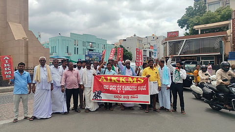 ಬಳ್ಳಾರಿಯ ಗಡಿಗಿ ಚನ್ನಪ್ಪ ವೃತ್ತದಲ್ಲಿ ಎಂಎಸ್ಪಿ ಯೋಜನೆಯಡಿ ಖರೀದಿಸಿದ ಜೋಳದ ಹಣ ಪಾವತಿಸುವಂತೆ ಆಗ್ರಹಿಸಿ ಎಐಕೆಕೆಎಂಸ್ ಸಂಘಟನೆಯಿಂದ ಪ್ರತಿಭಟನೆ ನಡೆಯಿತು. ಸಂಘಟನೆ ಜಿಲ್ಲಾಧ್ಯಕ್ಷ ಎಂ.ಗೋವಿಂದ್, ಪದಾಧಿಕಾರಿಗಳಾದ ಗುರಳ್ಳಿ ರಾಜ, ಪಂಪಾಪತಿ, ರೈತರಾದ ಪಂಪನಗೌಡ, ಜನಾರ್ದನರೆಡ್ಡಿ, ರಾಜಶೇಖರ್‌ಗೌಡ, ದೊಡ್ಡ ಬಸವನಗೌಡ , ಬಿಮಲಿಂಗಪ್ಪ ನಾಗರಾಜ್ ಇದ್ದರು.